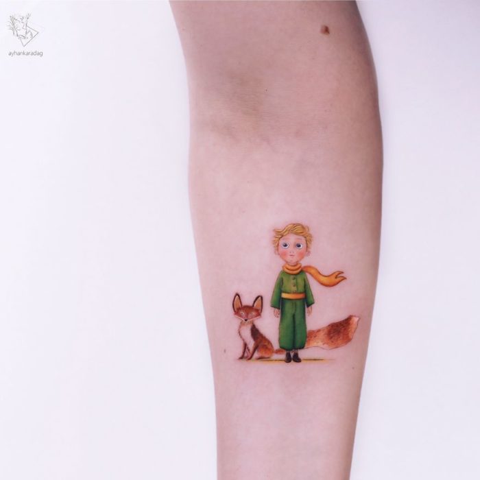 Tatuaje de El Principito parado junto a un zorro 