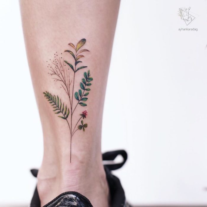 Tatuaje de una rama de árbol 