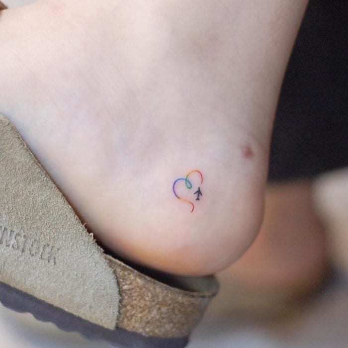 Tatuaje pequeño de colores corazón en talón