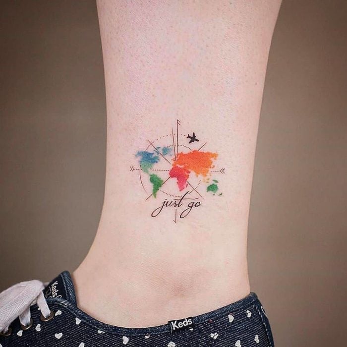 Tatuaje pequeño en el tobillo con forma de mapa mundi de colores