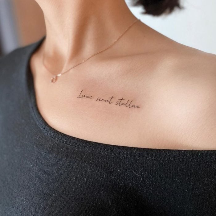 tatuaje pequeño en clavícula con letras