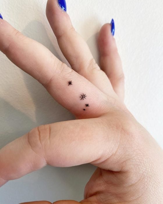Tatuaje pequeño en dedo con estrellas