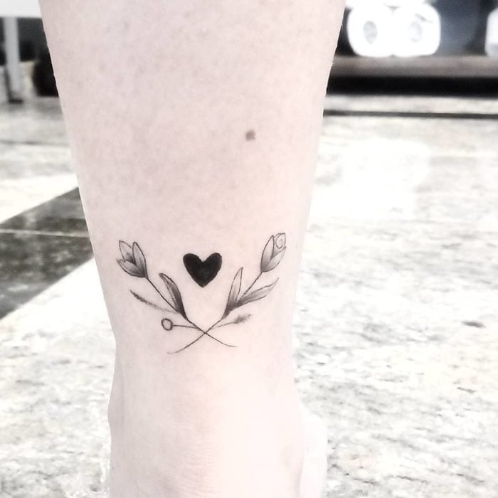 Tatuaje pequeño flores y corazón negro