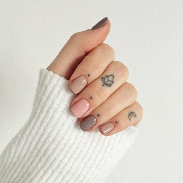 Tatuajes pequeños flor de liz y hojas en los dedos