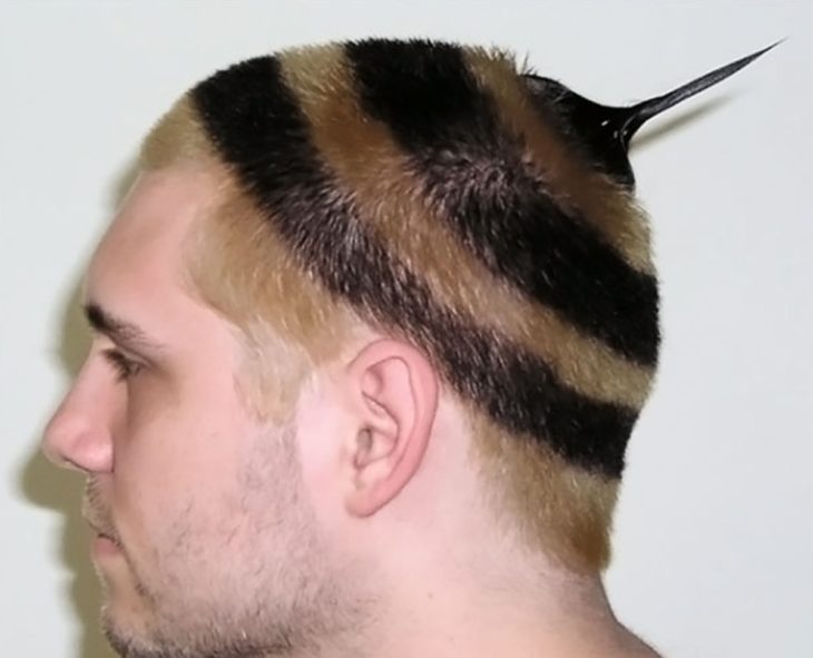 Hombre con corte de cabello y peinado de abeja