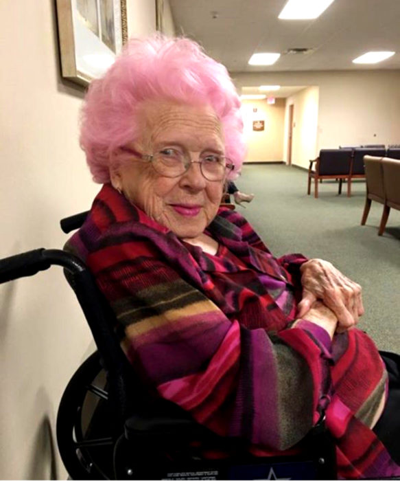 Abuelas con cabello de colores; viejita con cabellera rosa