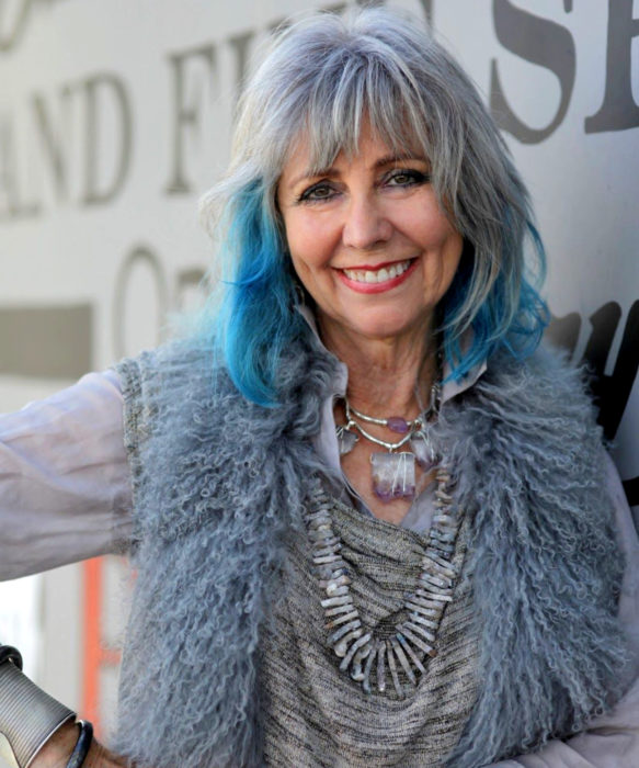 Abuelas con cabellera de colores; viejita con cabello gris y azul