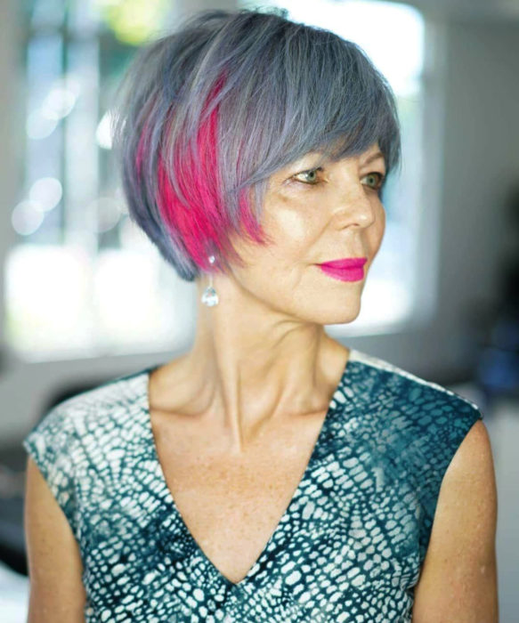 Abuelas con cabellera de colores; viejita con cabello gris y rosa