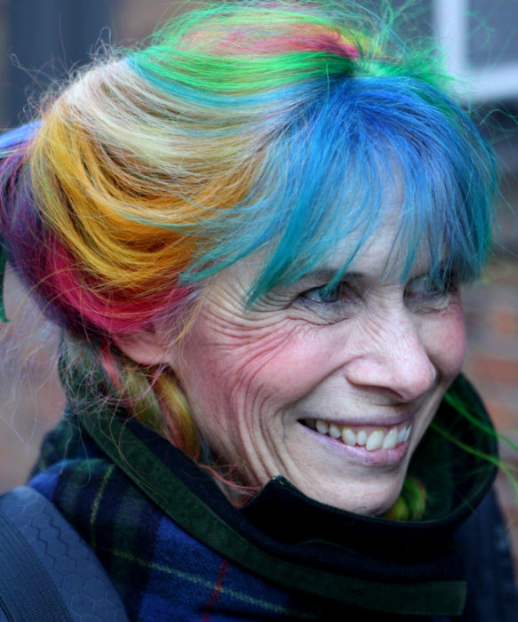 Abuelas con cabellera de colores; viejita con cabello arcoíris; amarillo, anaranjado, rosa, morado, verde, azul y gris