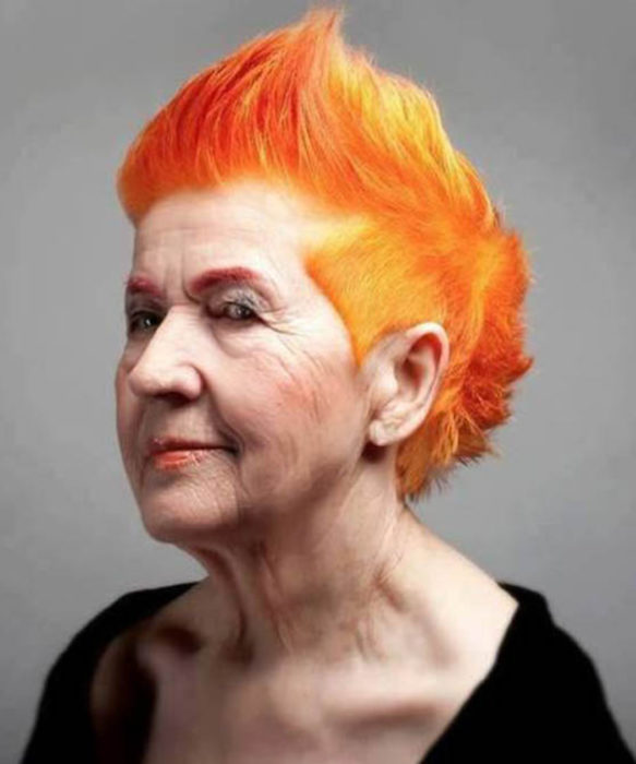 Abuelas con cabellera de colores; viejita con cabello anaranjado y con mohicano 