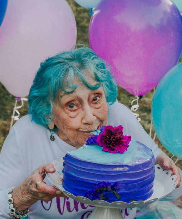 Abuelas con cabellera de colores; viejita con cabello azul