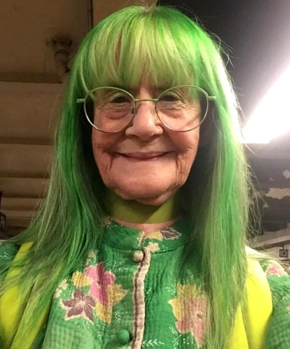 Abuelas con cabello de colores; viejita con cabellera verde