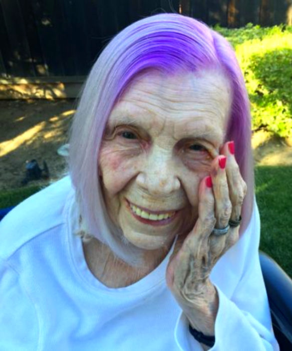 Abuelas con cabellera de colores; viejita con cabello morado y blanco