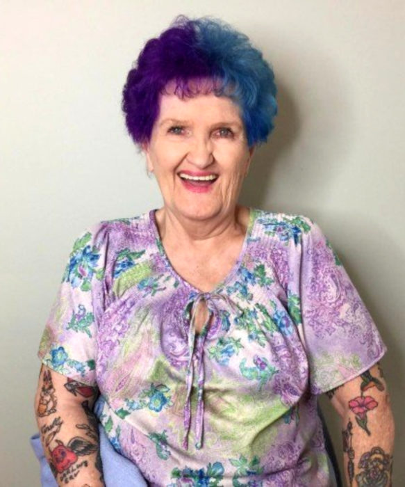 Abuelas con cabellera de colores; viejita con cabello de dos tonos, morado y azul, con tatuajes en losa brazos