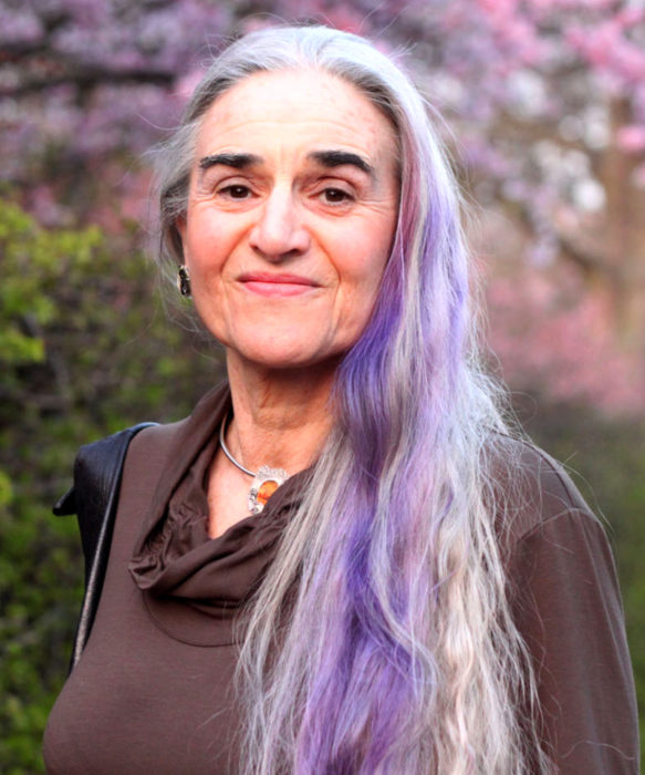 Abuelas con cabellera de colores; viejita con cabello lila y blanco