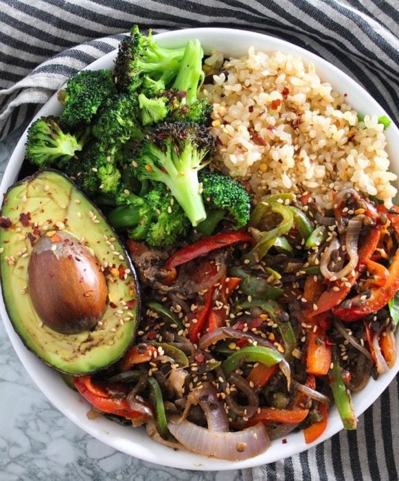Plato de quinoa con vegetales y aguacate