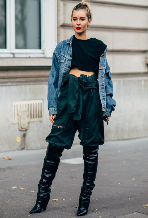 Looks con baggy jeans; mujer con chamarra de mezclilla oversized, pantalones de gabardina verdes holgado, con botas largas a la rodilla