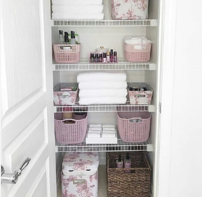 Organización en baño de chica en tonos rosas y lilas