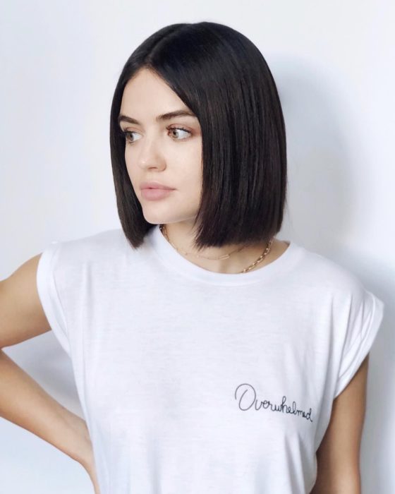 Lucy Hale con corte bob corto, posando para foto usando una camiseta blanca