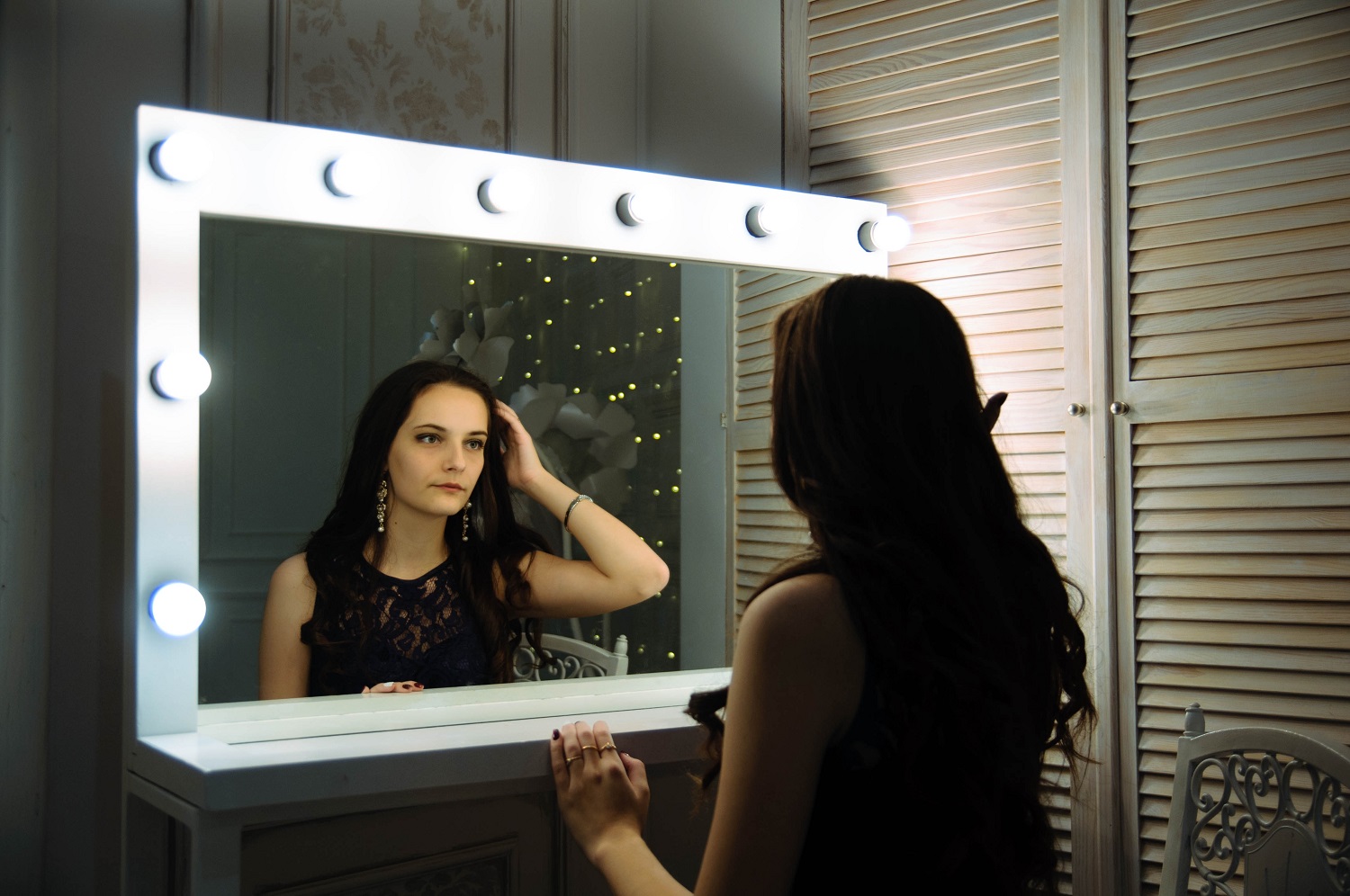 Chica mirándose al espejo.