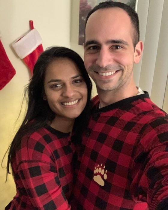 Pareja de novios abrazados en día después de Navidad 