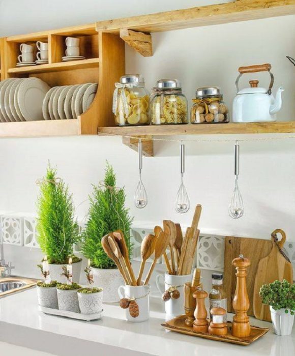 Cocina con artículos de madera y adornos florales