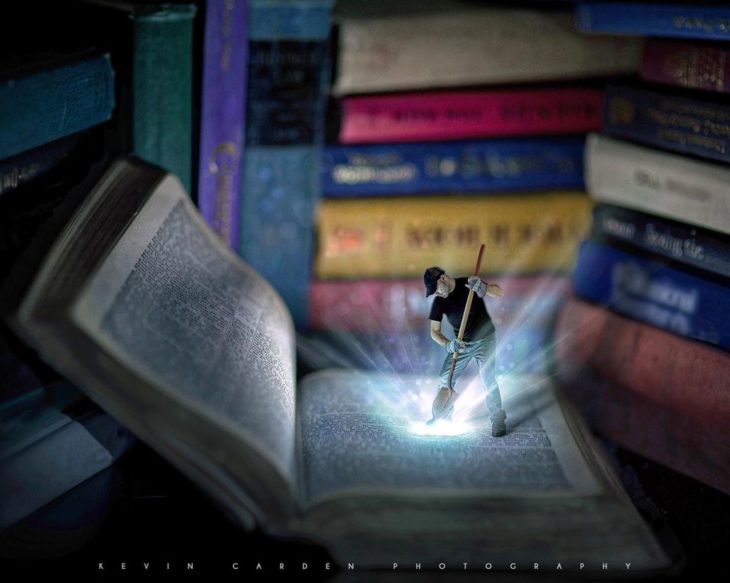 Ilustración digital de Kevin Carden, hombre abriendo un libro enorme