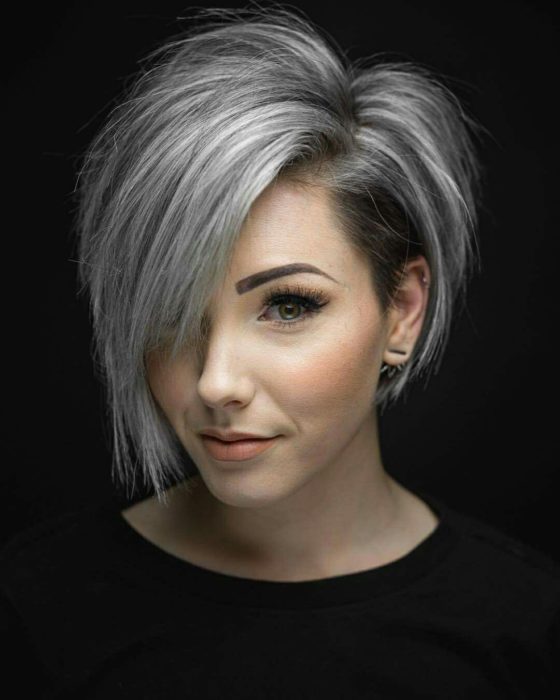 Ragazza con i capelli di folletto asimmetrico e verniciato color platino