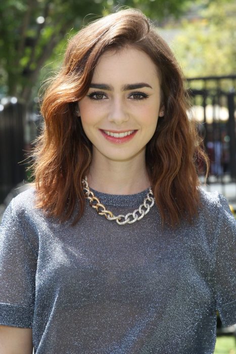 Lilly Collins con i capelli mossi fino alle spalle