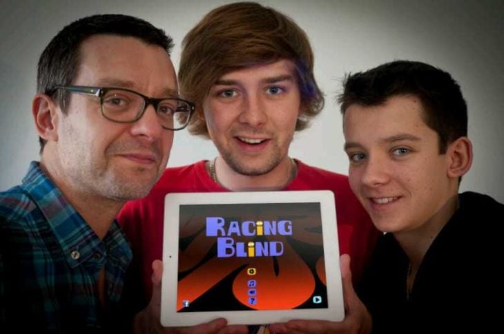 Asa Butterfield junto a su padre y hermano presentando su videojuego Racing Blind