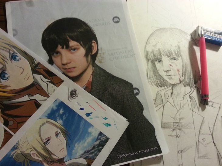 Asa Maxwell Thornton Farr Butterfield junto a unos dibujos del anime El ataque de los titanes 