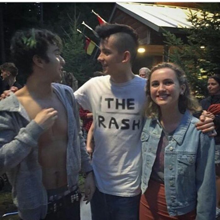 Asa Butterfield con una playera de su banda The Rash