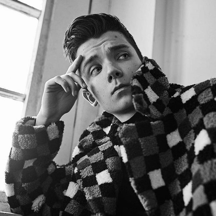 Asa Maxwell Thornton Farr Butterfield con chaqueta a cuadros posando para una fotografía a blanco y negro 