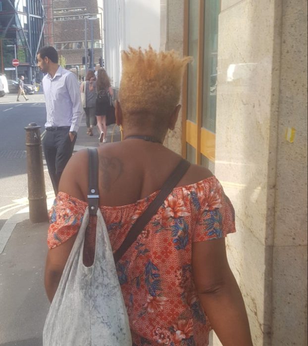 Mujer de tez morena con corte de cabello que parece una corona