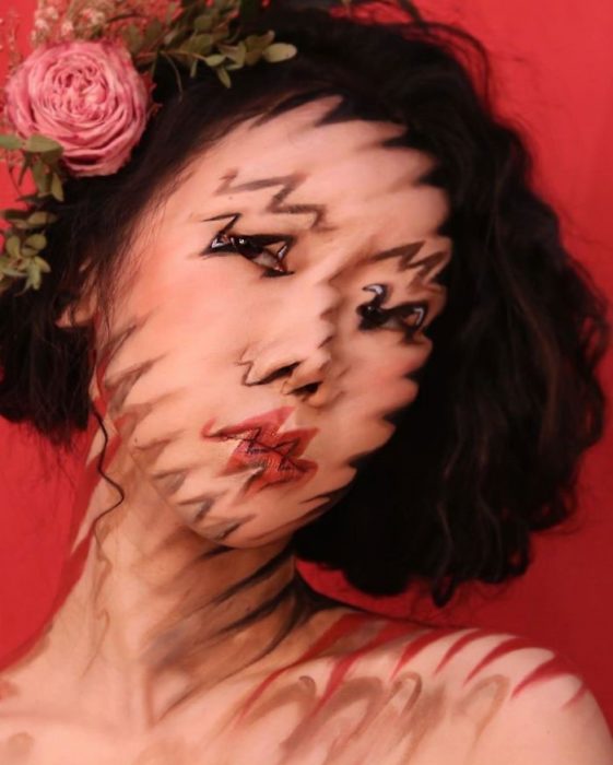 Dain Yoon, artista maquillaje, pintura con efecto de ruido de su rostro 