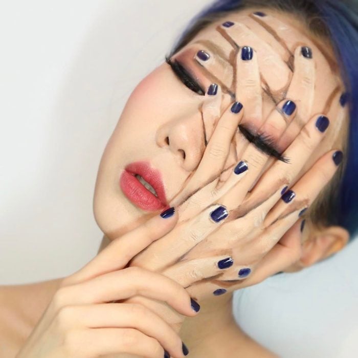 Dain Yoon, artista maquillaje, pintura recreando sus manos sobre su trostro