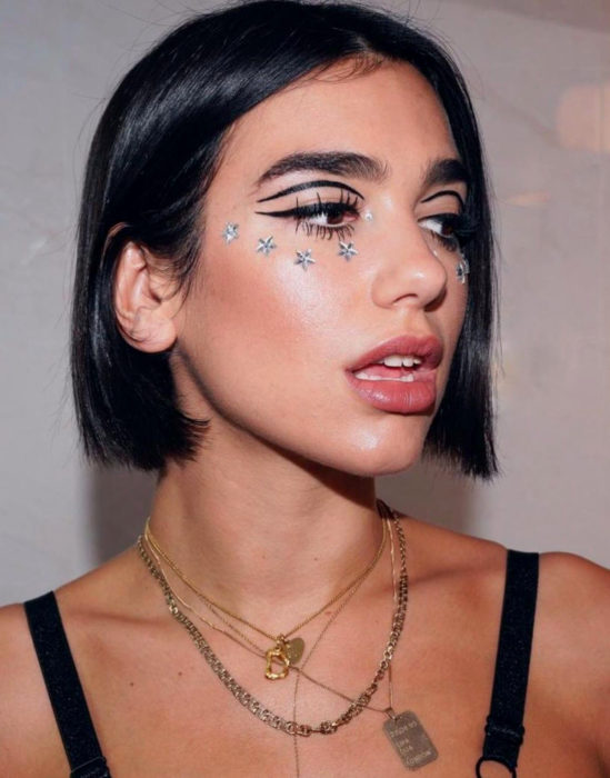 Maquillaje tendencia para el 2020;; delineado gráfico o flotante; Dua Lipa con cabello negro y corto