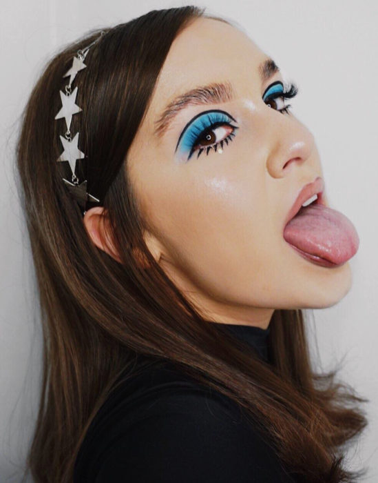 Maquillaje tendencia para el 2020;; delineado gráfico o flotante al estilo Twiggy, color azul con pestañas dibujadas