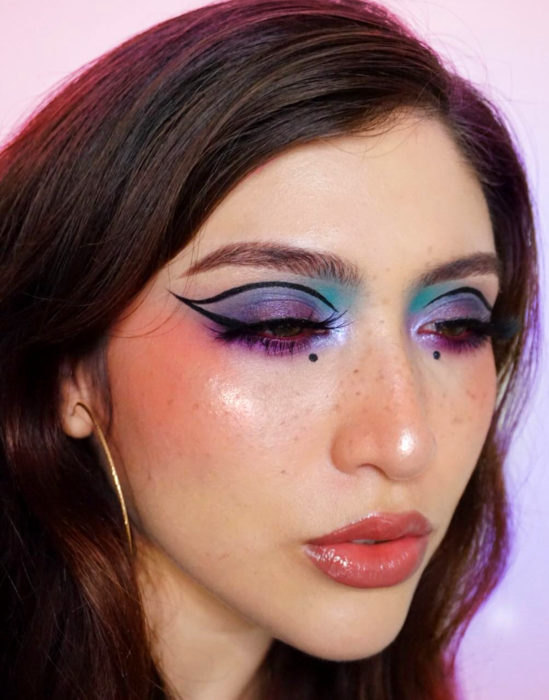 Maquillaje tendencia para el 2020;; delineado gráfico o flotante con sombras color aceite, morado, azul y verde