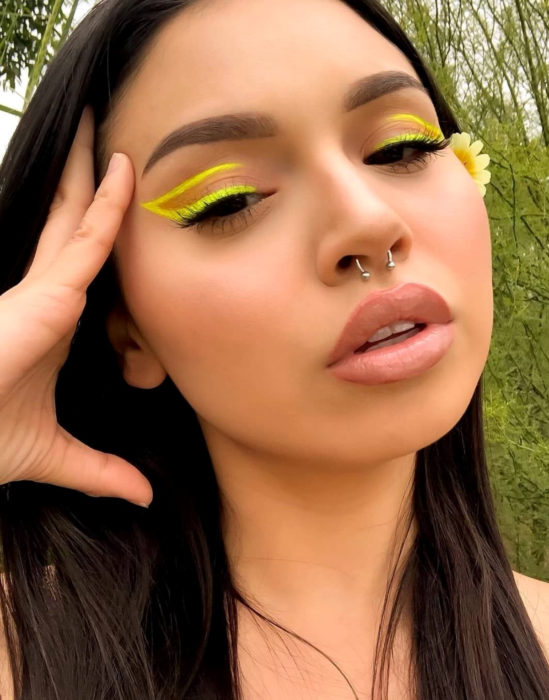 Maquillaje tendencia para el 2020;; delineado gráfico o flotante color amarillo