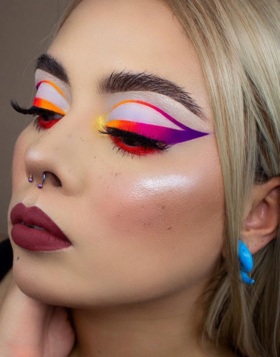 Maquillaje tendencia para el 2020;; delineado gráfico o flotante de colores rosa, amarillo y morado