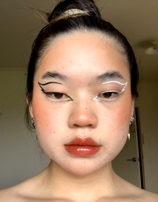 Maquillaje tendencia para el 2020;; delineado gráfico o flotante de diferentes colores, negro y blanco en forma de alas