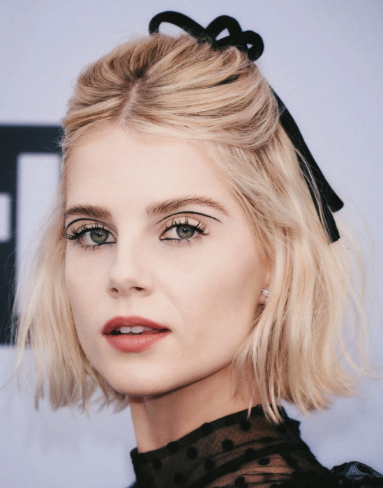 Maquillaje tendencia para el 2020;; delineado gráfico o flotante; Lucy Boynton