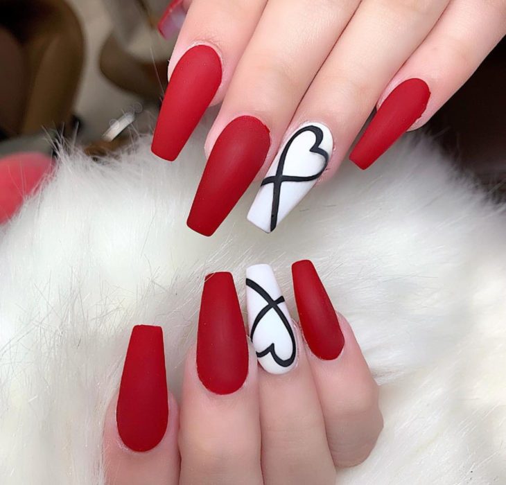 Diseños de uñas en color rosa y rojo para festejar san valentín