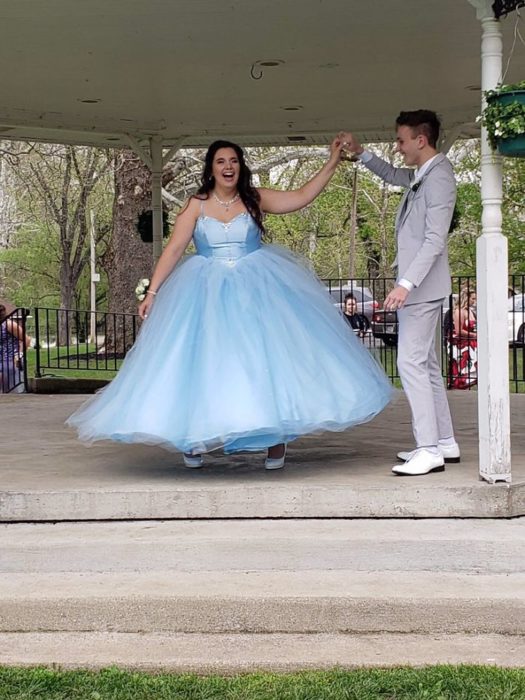 Adriana Rust y Parker Smith Bailando bajo el domo de un kiosko en el baile de graduación