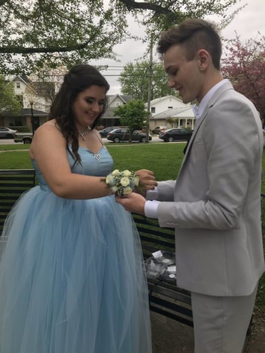 Adriana Rust y Parker Smith colocando el ramillete para el baile de graduación