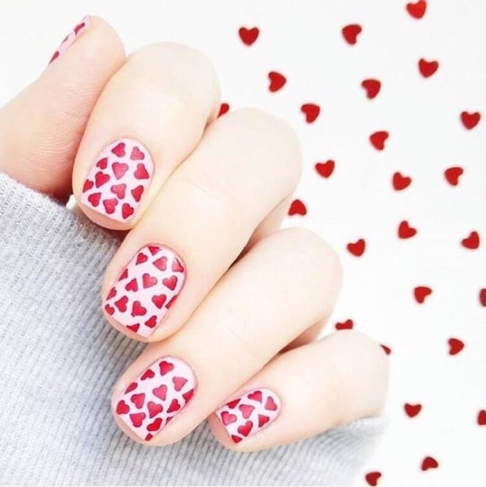 Diseños de uñas en color rosa y rojo para festejar san valentín 