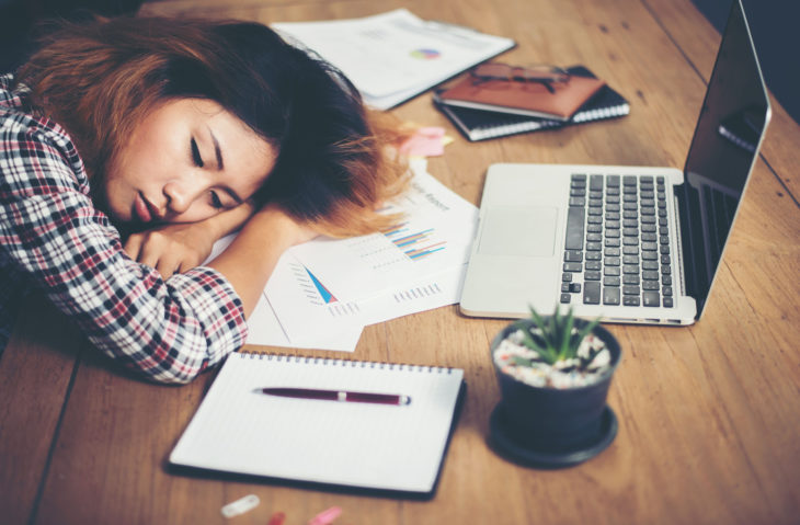 Athanasia Leivaditou; arquitecta diseña un escritorio cama para dormir en la oficina; mujer dormida en el trabajo