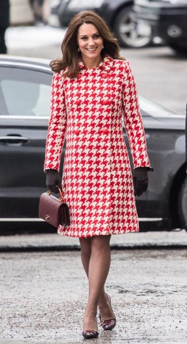 Kate Middleton con abrigo en estampado de pico de gallo en tonalidades rojas y blancas