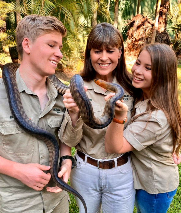 Famosos que han ayudado y donado dinero para detener los incendios en Australia; Familia de Steve Irwin, el cazador de cocodrilos; Bindi, Robert y Terri con una serpiente